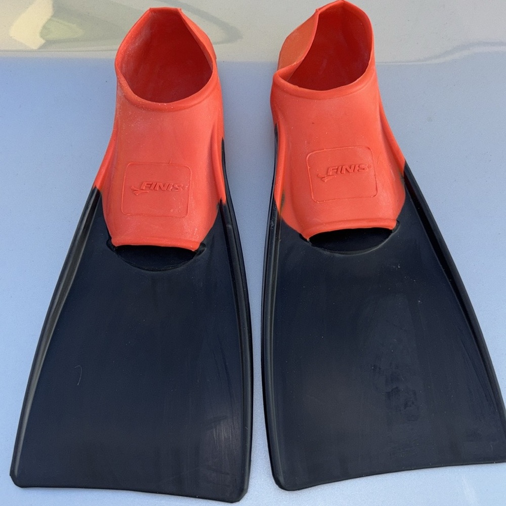 FINIS Long Floating Fins for Swimming and Snorkeling black/Red Small NWOT